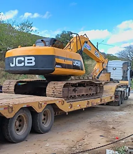 Escavadeira hidráulica JCB ano 2011 7000 horas trabalhada