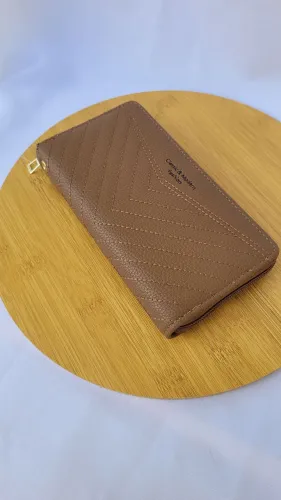 Carteira grande cáqui com fechamento em zíper