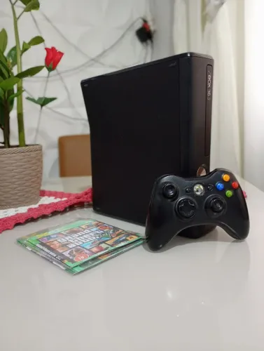 Xbox 360 slim com desbloqueio RGH funcionando perfeitamente só tem alguns defeitos