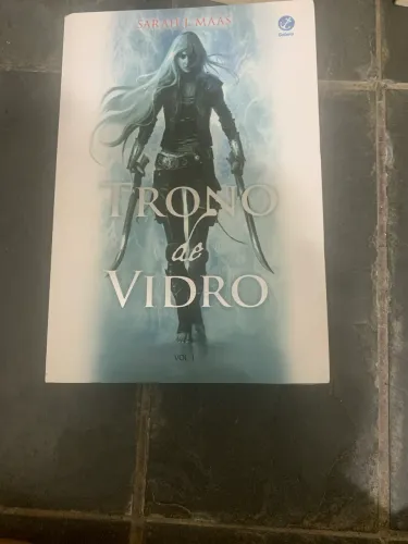 Livro trono de vidro volume 1