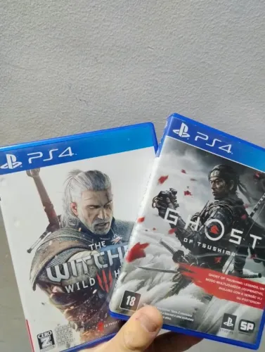 Ghost of Tsushima e The Witcher 3 originais para PS4