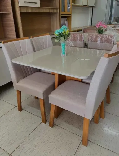 Mesa de jantar com quatro cadeiras tampo de vidro