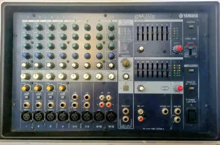 Mesa de som amplificada Yamaha EMX 512 sc