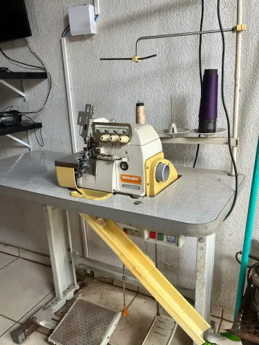 Máquina Overloque Industrial SIRUBA