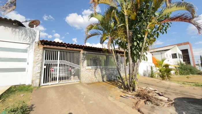 Casa a venda - Rua Hugo Lobo