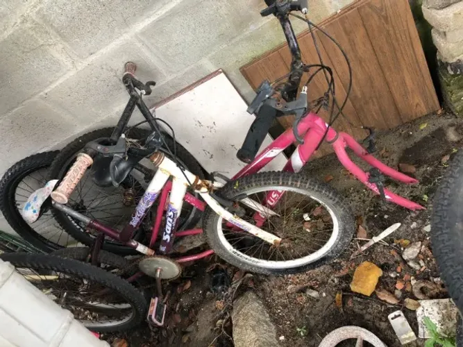 Duas bicicletas usadas para reforma