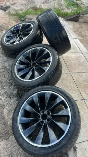 VENDE-SE RODÃO COMPLETO DE 5 FUROS ARO 18, DA NO GOLF, JETA
