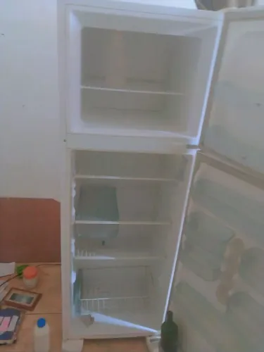 Vende se geladeira