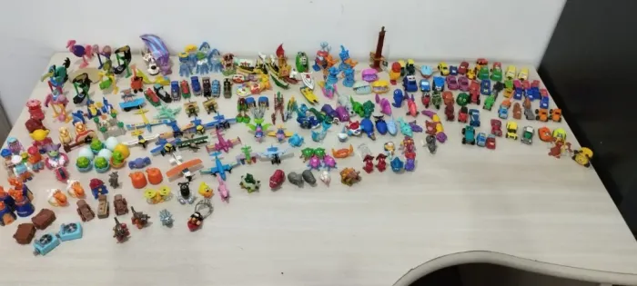 LOTE 210 peças variadas Kinder Ovo Anos 90