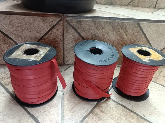 3 tubos de elástico para sutiã vermelho, iniciado, peça com aproximadamente 120 metros 