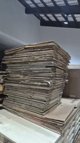 Caixas de papelão tamanho médio, 3.00 reais cada, entregamos com taxa de entrega.