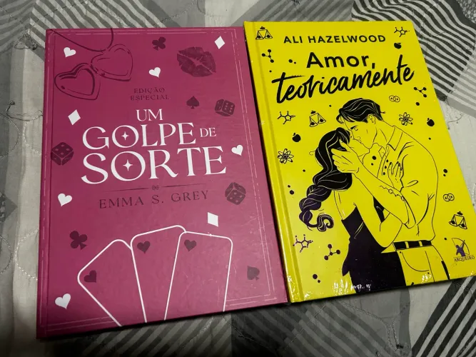 Combo de livros capa dura: amor, teoricamente/ um golpe de sorte