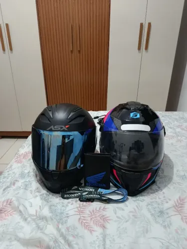Vende-se 2 capacetes+ porta documentos e cordão de brinde 