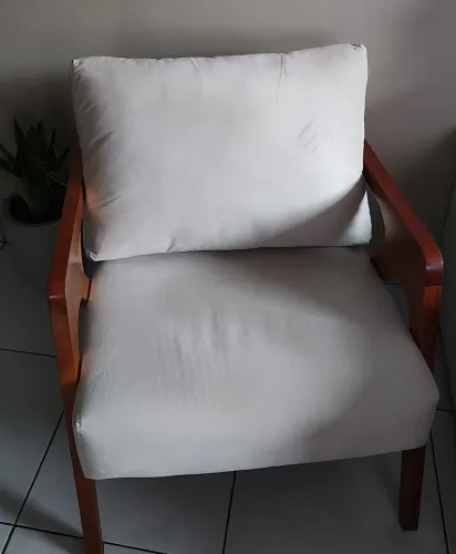 Poltrona decorativa em madeira maciça
