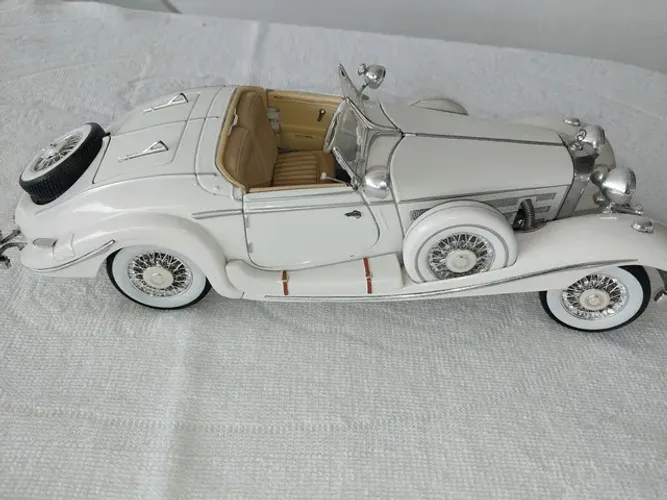 Miniatura Mercedes benz 1/18