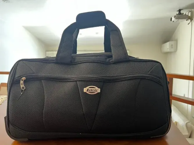 Mala Luxcel com puxador retratil e rodas  Largura: 64 cm Altura: 33 cm Profundidade: 29 cm