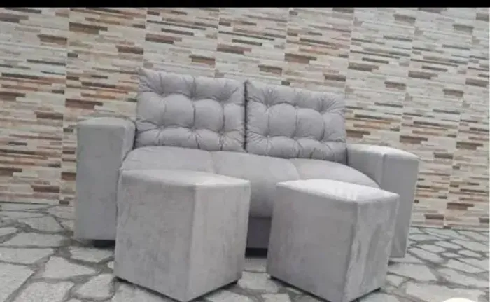 Sofá estofadão com 2 puffs