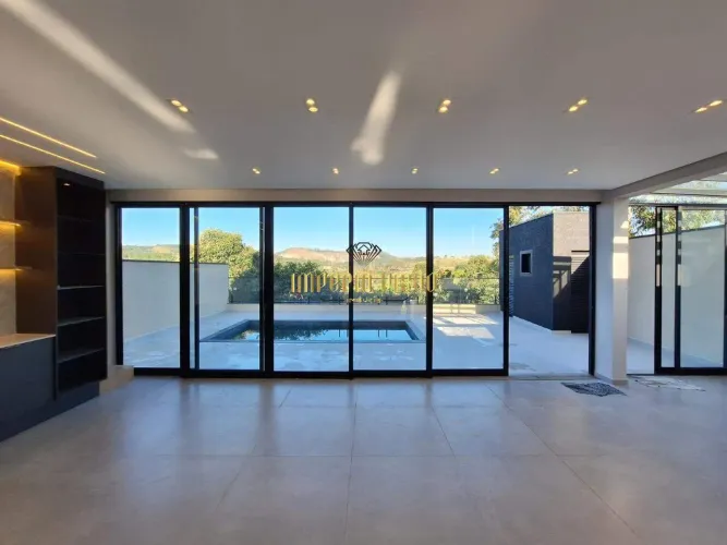 Casa de Alto Padrão à venda com 3 Suítes, Espaço gourmet e Piscina no condomínio Aruã Bris