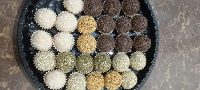 Brigadeiros gourmet e bolos