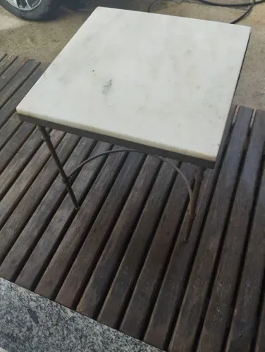 Mesa de cabeceira ou centro latão 