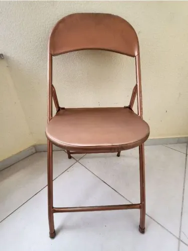 Cadeira antiga de bar dobrável dourada