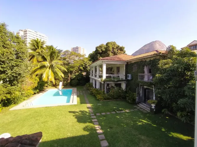 Casa em terreno plano no Jardim Pernabuco, Leblon - Rio de Janeiro - RJ