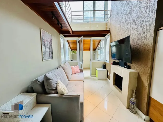 Duplex na Bela Vista, 2 dormitórios com espaço para home office, lareira e 2 vagas