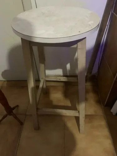 Banqueta de madeira para decoração