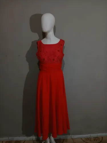 Vestido para Festa vermelho trabalhado com pedras e dobras