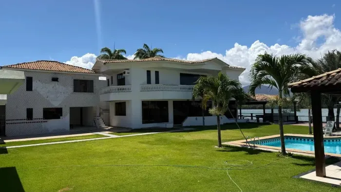 Casa para venda possui 1200 metros quadrados com 6 quartos