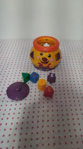 Brinquedo com encaixes e musica