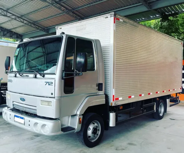 Ford Cargo 712 Baú 