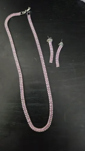 Conjunto de brinco e colar rosa