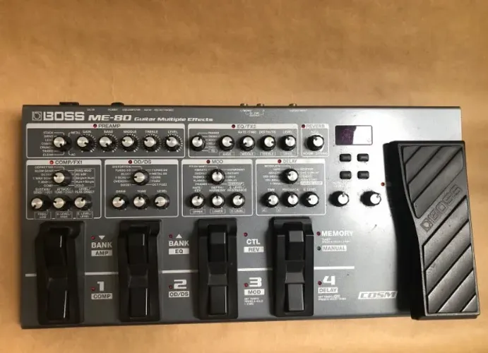 A pedaleira de efeito ME-80 da Boss