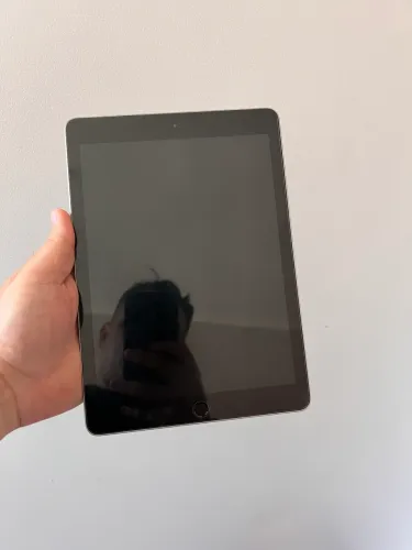 iPad 6ª Geração 32GB | Bateria quase 100% | Caixa + Capa Apple + Carregador + Teclado