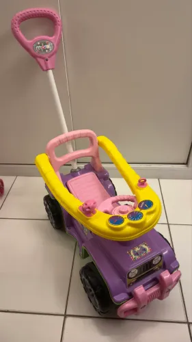 Carrinho passeio menina jeep Maral