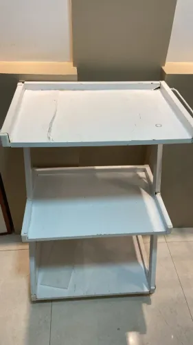 Estante auxiliar de três prateleiras