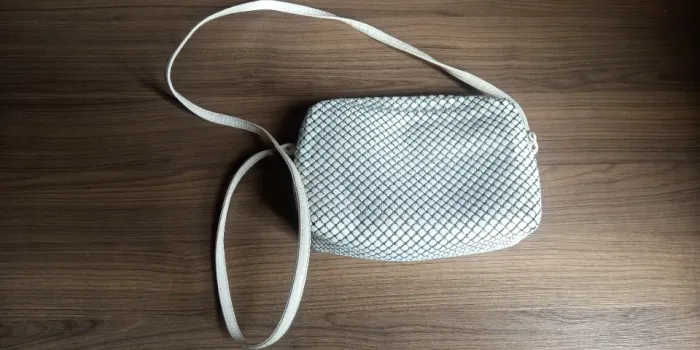 Bolsa vintage em malha de metal branca. Anos 80