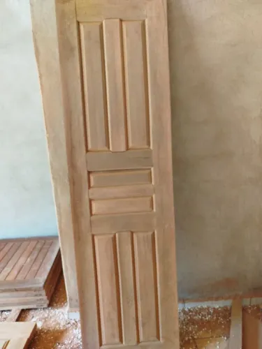 Porta de madeira maciça para banheiro 