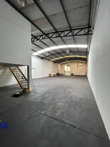 Galpão comercial com 1 sala para alugar, 300m² - Vila Brasil