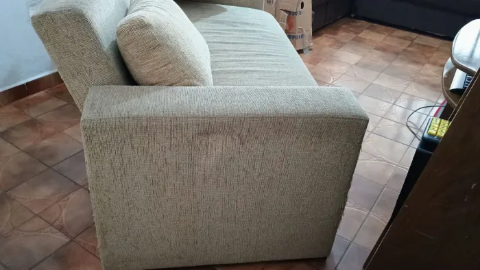 Sofá 2 lugares em tecido bege