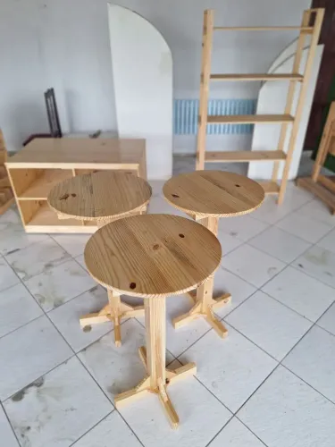 Mesa bistrô. Açaíteria. Pinus. Rústico. Redonda.