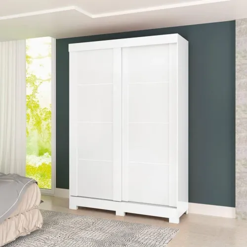 Guarda-roupa espaçoso com portas de correr