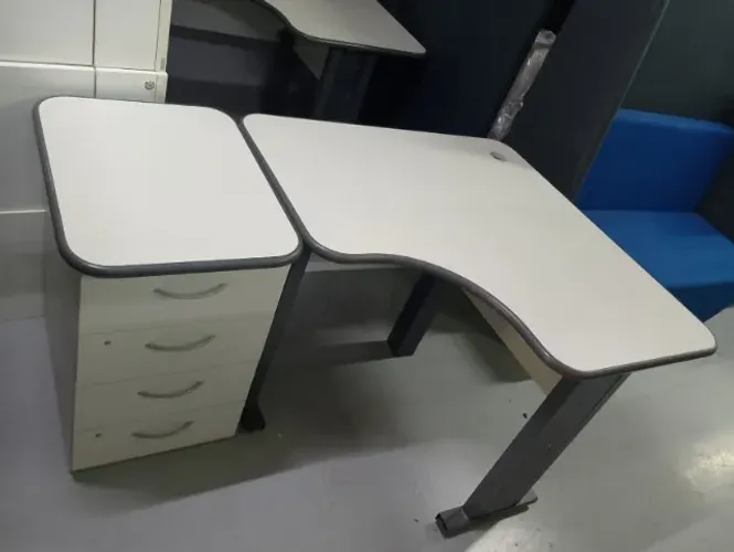 Mesa de escritório com gaveteiro