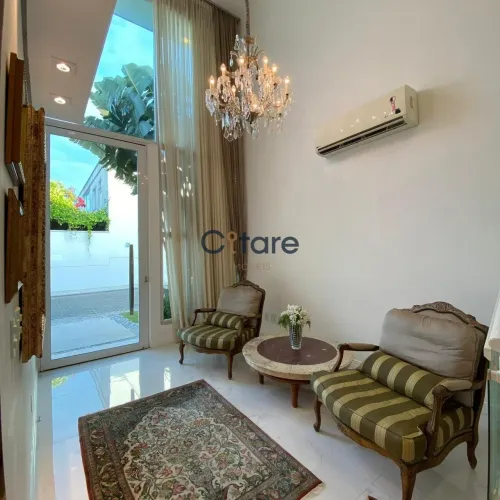 Casa em Condomínio com 3 suítes, deck privativo. Condomínio com lazer.