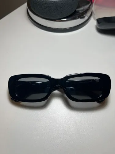 Óculos Preto Retangular Minimalista