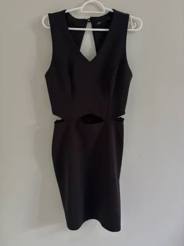 vestido aberto nos lados 