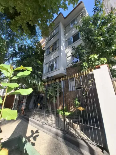 Alugo . Charmoso Quarto e sala . Rua Paissandu 261. Flamengo