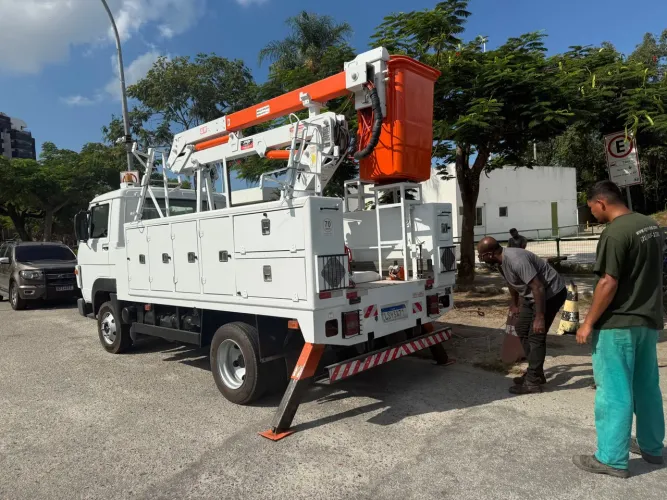 Locacao de Cesto aereo,Plataforma elevatória, tesoura, empilhadeira e andaime elétrico. 