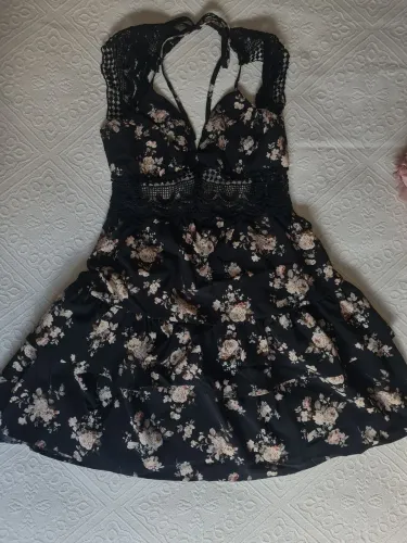 Vestido preto com flores